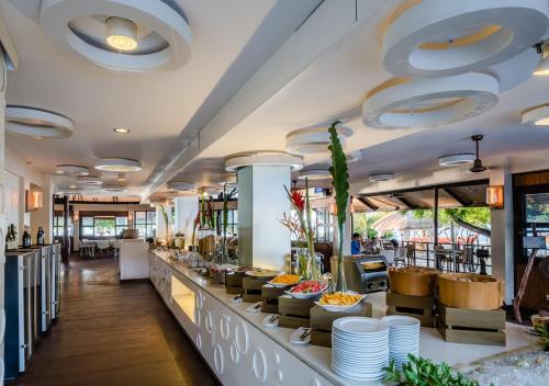 コロンにあるDiscovery Coron formerly Club Paradise Palawanのカウンターに料理が並んだレストランのビュッフェライン