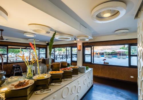 コロンにあるDiscovery Coron formerly Club Paradise Palawanのレストランの料理のビュッフェ
