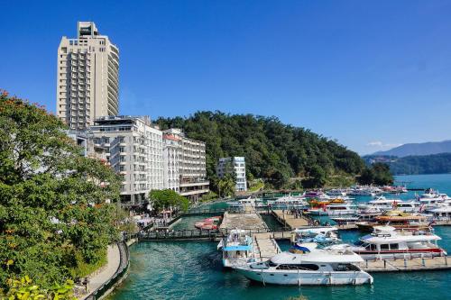 Um monte de barcos estão ancorados num porto. em Taiwan Beauty Hotel - Sun Moon Lake em Yuchi