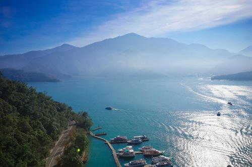 um grupo de barcos em um grande corpo de água em Taiwan Beauty Hotel - Sun Moon Lake em Yuchi