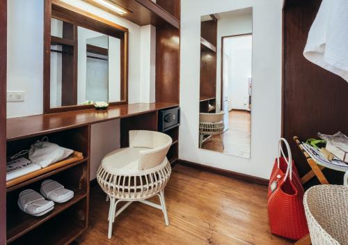 ein Ankleidezimmer mit einem Stuhl und einem Spiegel in der Unterkunft Club Paradise Palawan in Coron