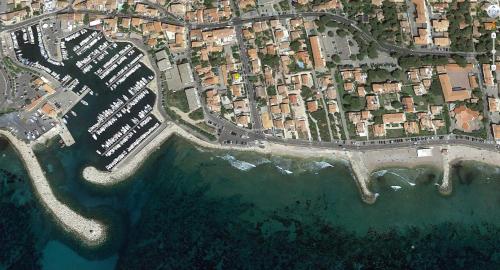 une vue aérienne sur une ville et l'eau dans l'établissement T2 calme au centre de Sausset, à Sausset-les-Pins