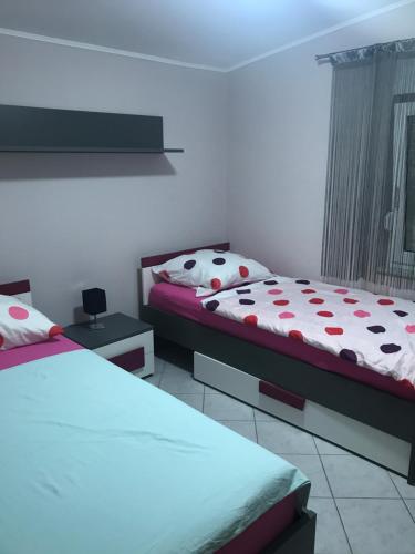 een slaapkamer met 2 bedden en een raam bij Apartman Petra 2 in Vir