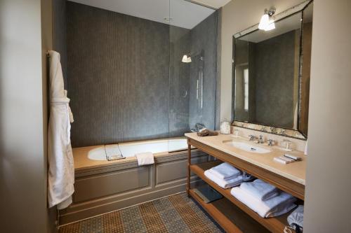 a bathroom with a sink and a mirror at Domaine de Fontenille in Lauris