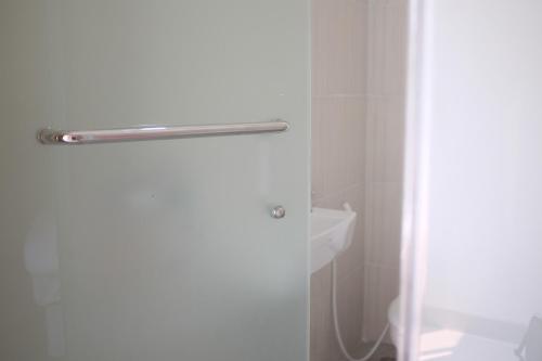 Koupelna v ubytování RedDoorz Plus near Mall Ciputra Jakarta