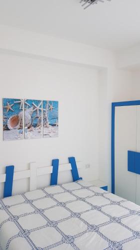 einen weißen Tisch mit blauen Stühlen in einem Zimmer in der Unterkunft Azul Apartment Con Vasca Idromassaggio in San Vito lo Capo