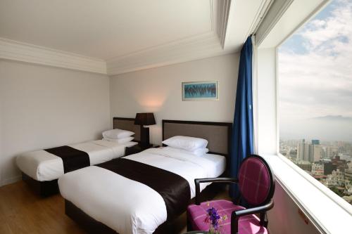 Postel nebo postele na pokoji v ubytování Jeju Oriental Hotel & Casino