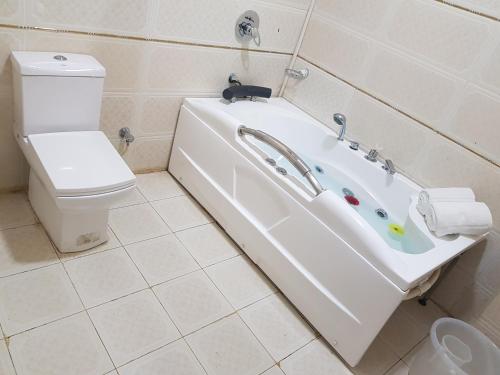 La salle de bains est pourvue de toilettes et d'une baignoire. dans l'établissement Casita inn,Yercaud, à Yercaud