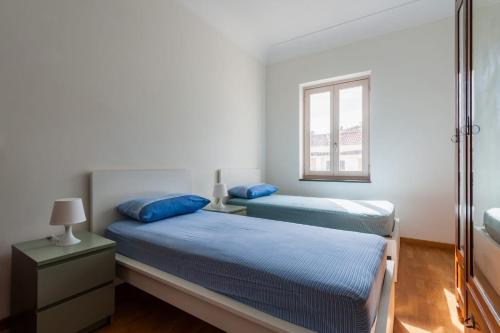 1 Schlafzimmer mit 2 Betten und einem Fenster in der Unterkunft Appartamenti Casalvelino in Casal Velino