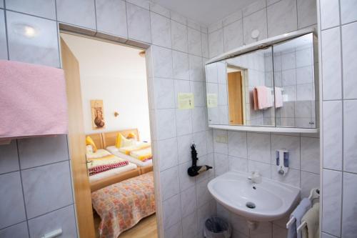 A bathroom at Pension Eichschmid / Röll´n Biergarten