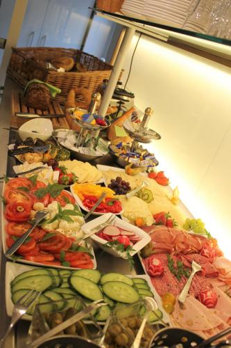 a bunch of plates of food on a table at Am Blumenhaus in Bamberg