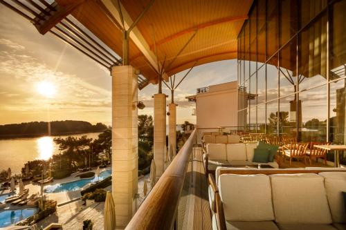 einen Balkon eines Hotels mit Blick auf das Wasser in der Unterkunft Monte Mulini Adults Exclusive Hotel by Maistra Collection in Rovinj