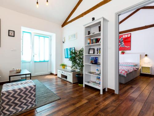 een slaapkamer met een bed en een boekenplank bij Apartment Gaia in Funtana