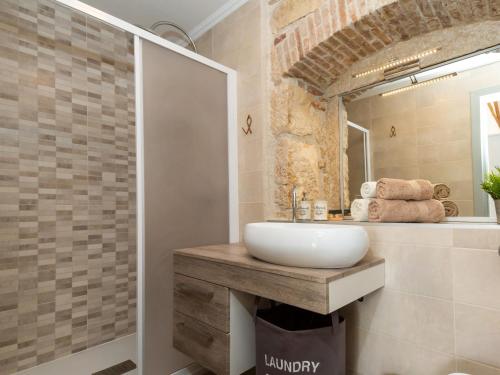 een badkamer met een wastafel en een spiegel bij Apartment Gaia in Funtana