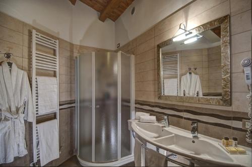a bathroom with a shower and a sink and a mirror at Hotel Excelsior Le Terrazze in Garda