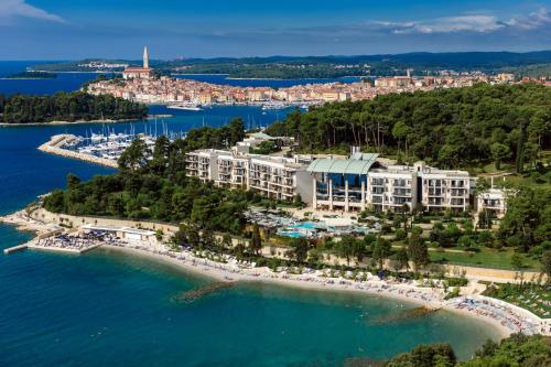 eine Luftansicht des Resorts und des Wassers in der Unterkunft Monte Mulini Adults Exclusive Hotel by Maistra Collection in Rovinj