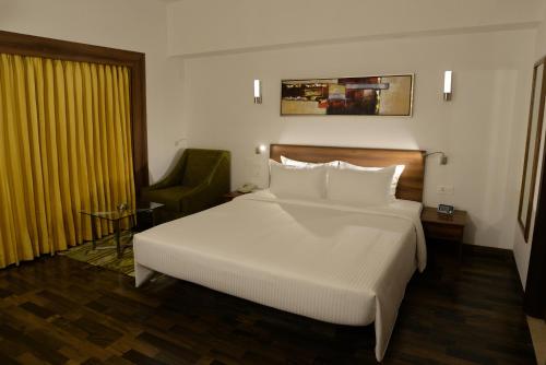 Postel nebo postele na pokoji v ubytování Lemon Tree Hotel Coimbatore