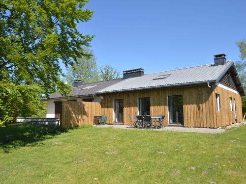 マルメディにあるQuaint Cottage in Mont near High Fens Nature Parkの庭のピクニックテーブル付き家