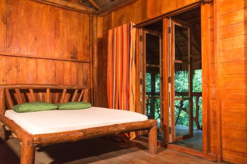 Tempat tidur dalam kamar di Jungle River