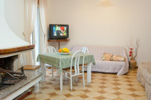 a living room with a table and a couch at B&B Nova Siri in Nova Siri Marina