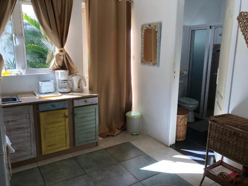 A kitchen or kitchenette at Bungalows Cannelle