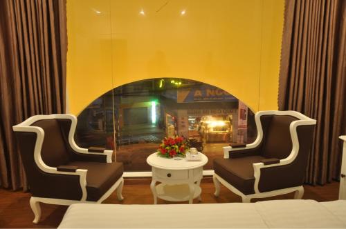 Ruang duduk di Carita Hotel