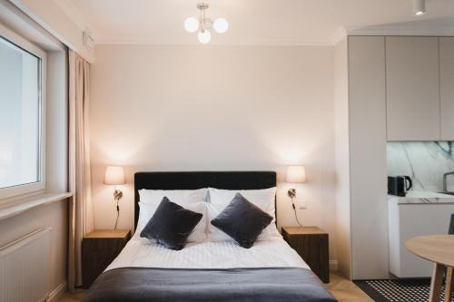 Cama ou camas em um quarto em LuxLux Apartments Metro Slodowiec