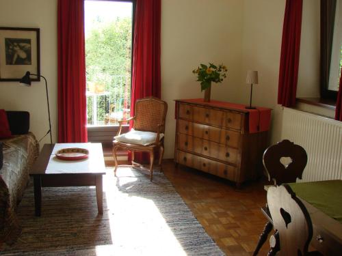 ein Wohnzimmer mit einem Sofa und einem Tisch in der Unterkunft Am Baalstein in Traunkirchen