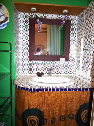 une salle de bain avec un lavabo et un miroir dans l'établissement CHARME a 20 m de la plage centre village, à Collioure