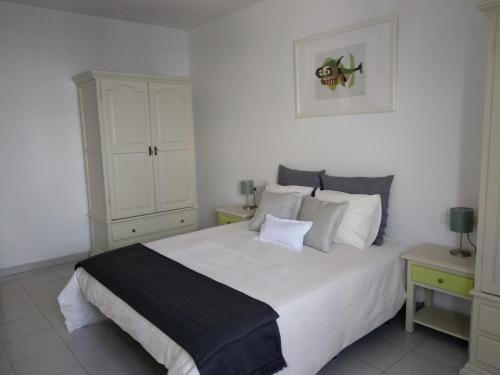 1 dormitorio con 1 cama blanca grande y armario en Apartamento Malvasía Vv, en Arrecife