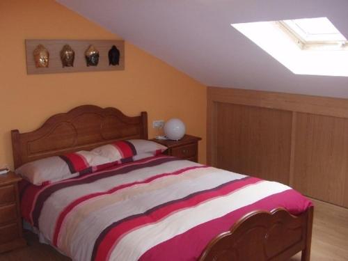 1 dormitorio con 1 cama grande y tragaluz en Ático nuevo en playa de Laxe, en Laxe