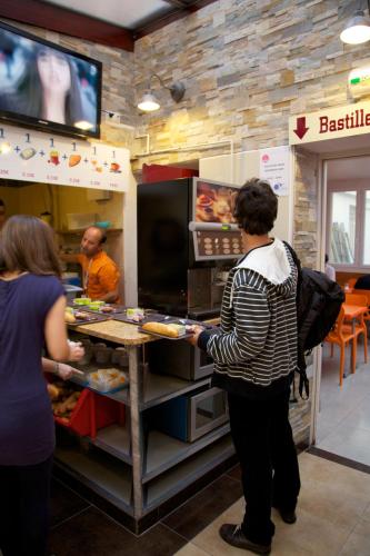 Huéspedes de Bastille Hostel