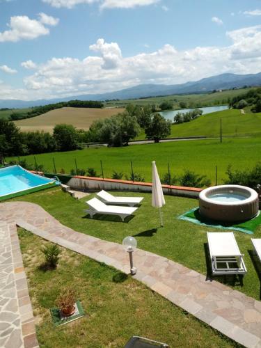 uma imagem de um quintal com uma piscina em Il Marrondindo Bed & Breakfast em Galliano