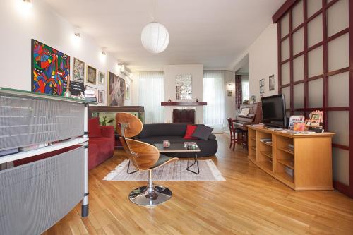 una sala de estar con un sofá y una mesa en Urban Hostel & Apartments, en Skopje