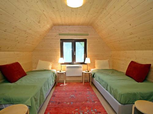 1 Schlafzimmer mit 2 Betten in einem Zimmer mit Fenster in der Unterkunft Dunaparti Ház Stand u 27E in Mosonmagyaróvár