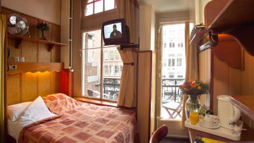 Nadia Hotel Image