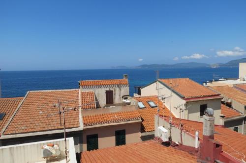 アルゲーロにあるPalauet cosy old town apartments in Alghero IUN Q6390の建物の屋根と海の景色を望む