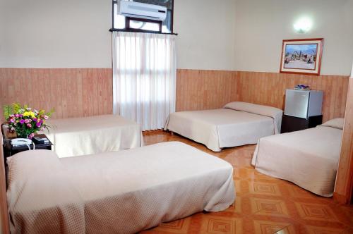 เตียงในห้องที่ Hotel Bahia Blanca