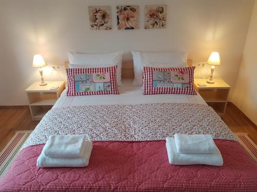 Un pat sau paturi într-o cameră la Apartment Eden Bled