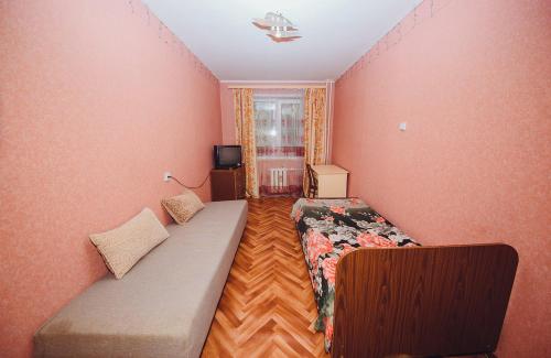 ヤロスラヴリにあるАпартаменты на улице Чкалова,82аのベッド2台とテレビが備わる小さな客室です。