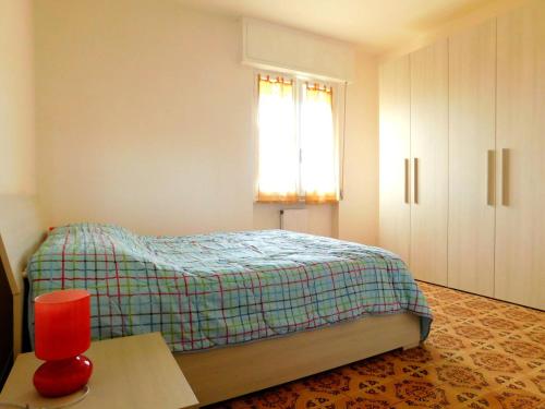 - une chambre avec un lit, une fenêtre et une table dans l'établissement Appartamento Aprile, à Levanto