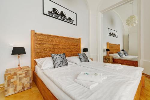 מיטה או מיטות בחדר ב-Historic Centre Apartments VII
