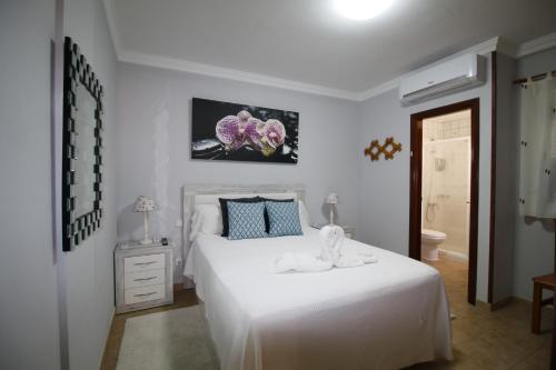 プエルト・デ・モガンにあるSun Beach Mogan Apartmentのベッドルーム(白いベッド1台付)、バスルーム