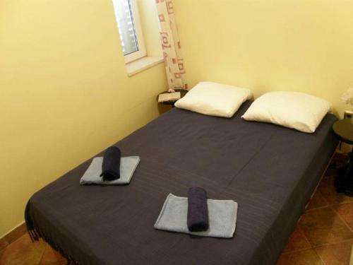 1 dormitorio con 2 camas con sombreros en Apartment Pomirenja, en Korčula