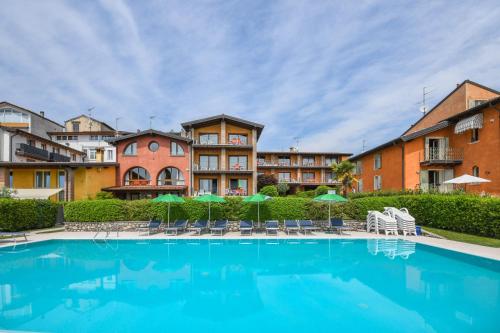 Bazén v ubytovaní Residence Corte Ferrari -Ciao Vacanze- alebo v jeho blízkosti