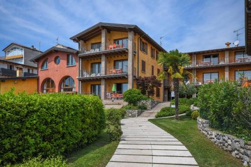 una passerella di fronte a un edificio di Residence Corte Ferrari -Ciao Vacanze- a Moniga