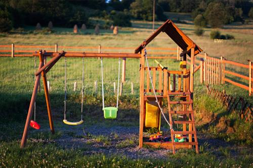 un'altalena in un campo con di Villa Apia a Piwniczna