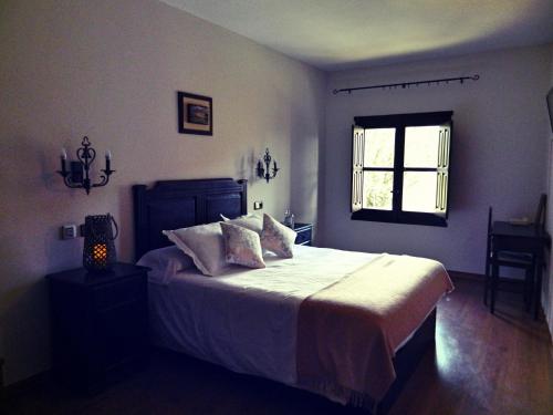 a bedroom with a bed and a window at Posada De Gaspar in Rabanal del Camino