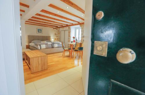 1 dormitorio y sala de estar con 1 cama y 1 mesa en Castellum Apartments, en Dubrovnik