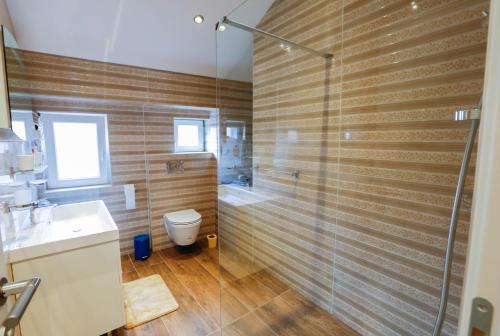 y baño con ducha, aseo y lavamanos. en Castellum Apartments, en Dubrovnik
